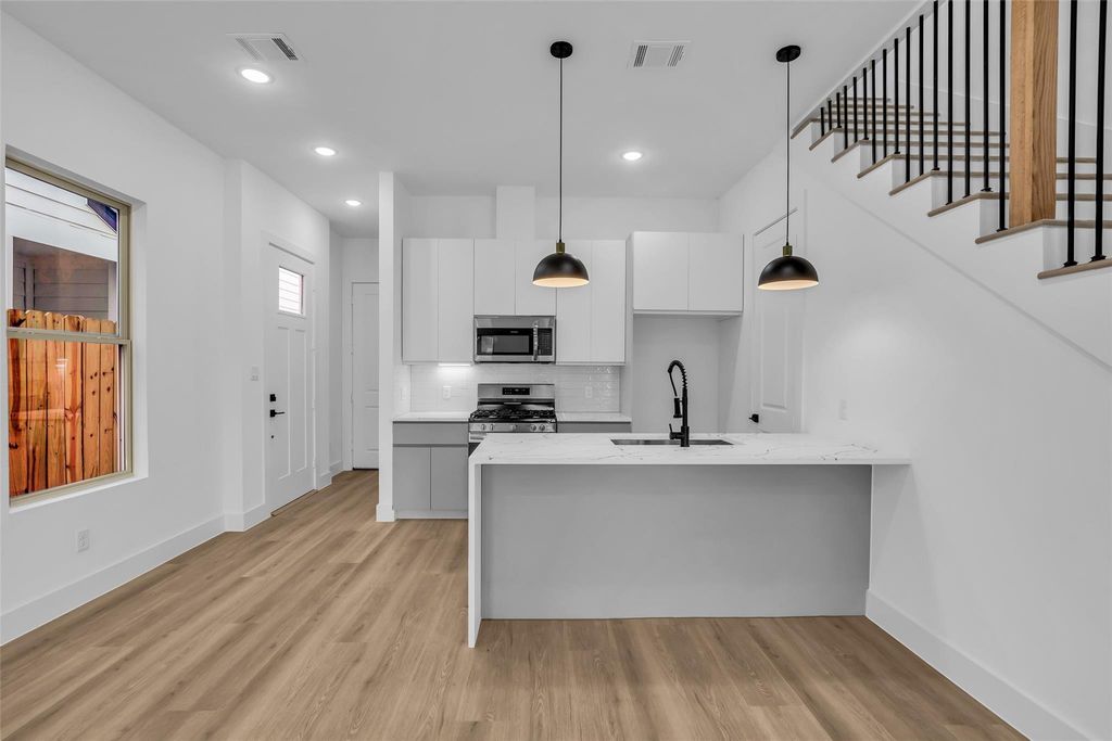 Image 7 of property listing at 1504 Griffin Street, Houston, TX 77009