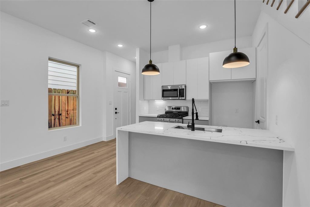 Image 8 of property listing at 1504 Griffin Street, Houston, TX 77009