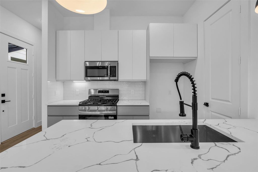 Image 9 of property listing at 1504 Griffin Street, Houston, TX 77009