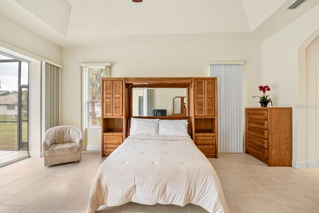 Image 30 of property listing at 6197 9TH AVENUE CIRCLE NE, Bradenton, FL 34212