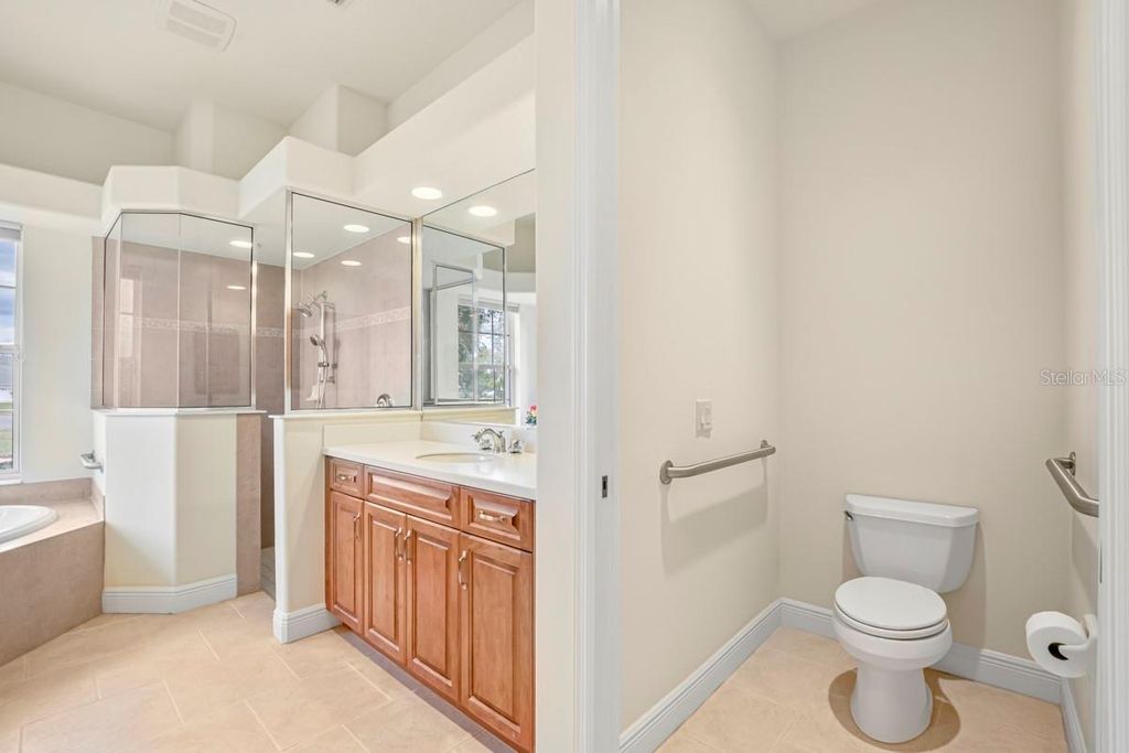 Image 33 of property listing at 6197 9TH AVENUE CIRCLE NE, Bradenton, FL 34212