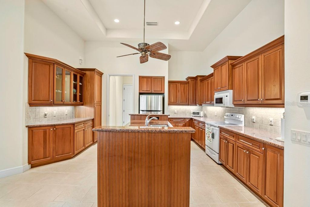 Image 5 of property listing at 6197 9TH AVENUE CIRCLE NE, Bradenton, FL 34212