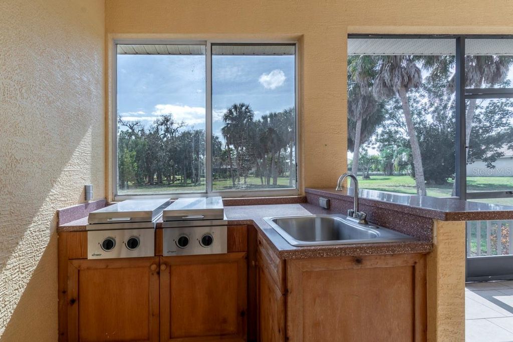 Image 45 of property listing at 6197 9TH AVENUE CIRCLE NE, Bradenton, FL 34212
