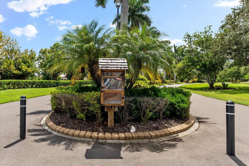 Image 57 of property listing at 6197 9TH AVENUE CIRCLE NE, Bradenton, FL 34212