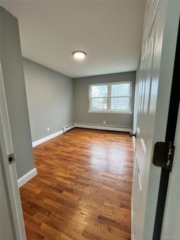 100 Lexington Avenue, Holbrook, NY 11741