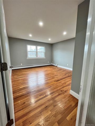 100 Lexington Avenue, Holbrook, NY 11741