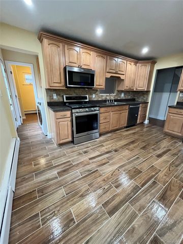 100 Lexington Avenue, Holbrook, NY 11741