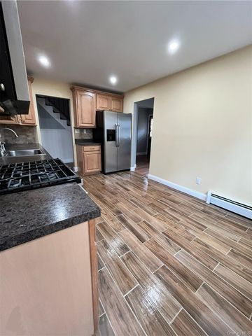 100 Lexington Avenue, Holbrook, NY 11741