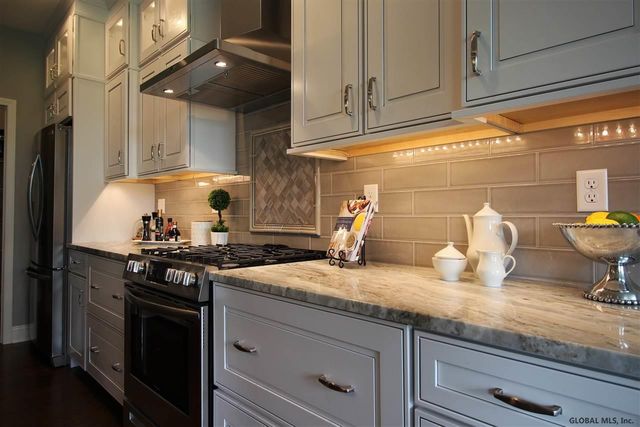 17 Wyatt's Way, Clifton Park, NY 12065