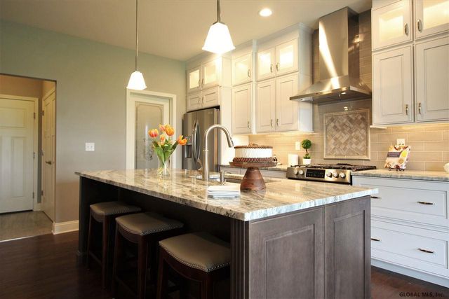 17 Wyatt's Way, Clifton Park, NY 12065