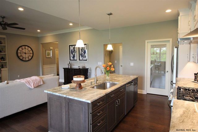 17 Wyatt's Way, Clifton Park, NY 12065