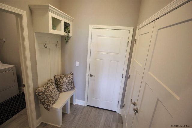 17 Wyatt's Way, Clifton Park, NY 12065