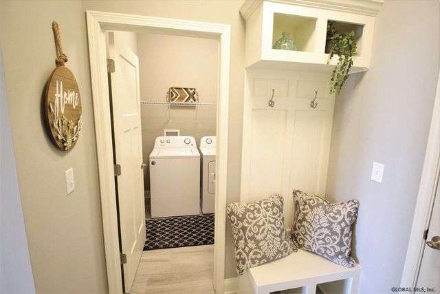 17 Wyatt's Way, Clifton Park, NY 12065