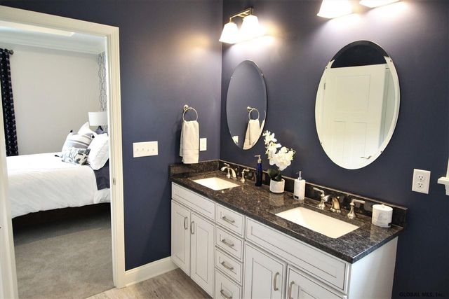 17 Wyatt's Way, Clifton Park, NY 12065