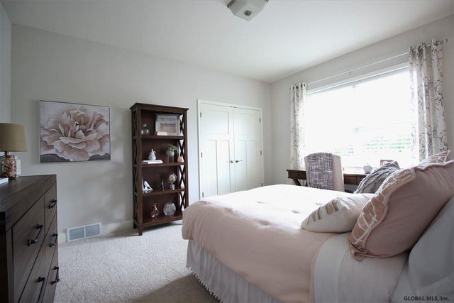 17 Wyatt's Way, Clifton Park, NY 12065