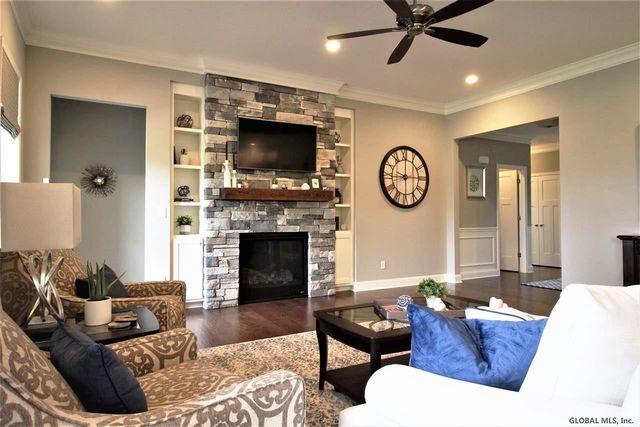 17 Wyatt's Way, Clifton Park, NY 12065