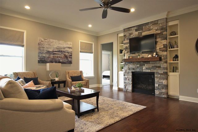 17 Wyatt's Way, Clifton Park, NY 12065