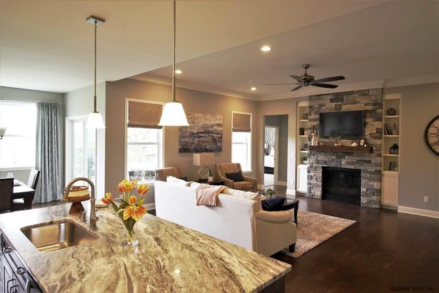 17 Wyatt's Way, Clifton Park, NY 12065