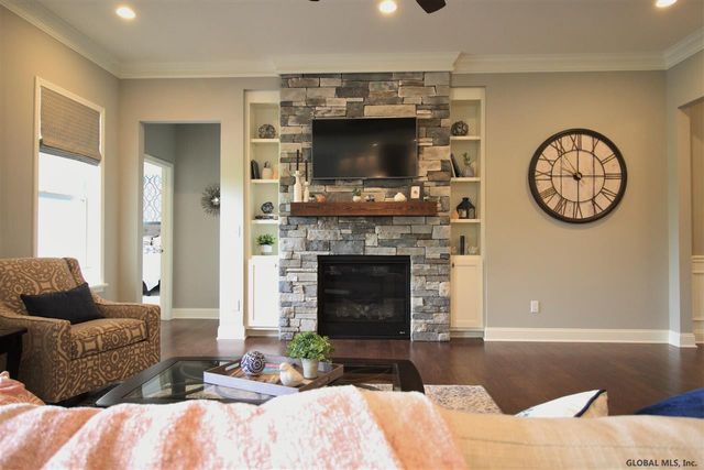 17 Wyatt's Way, Clifton Park, NY 12065