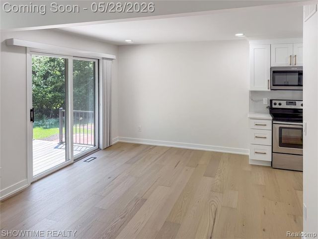 23010 Willowbrook Drive, Farmington, MI 48335