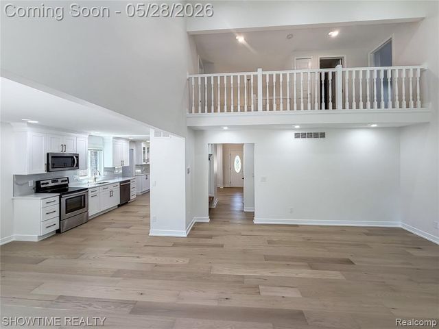23010 Willowbrook Drive, Farmington, MI 48335