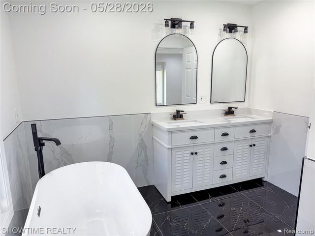 23010 Willowbrook Drive, Farmington, MI 48335