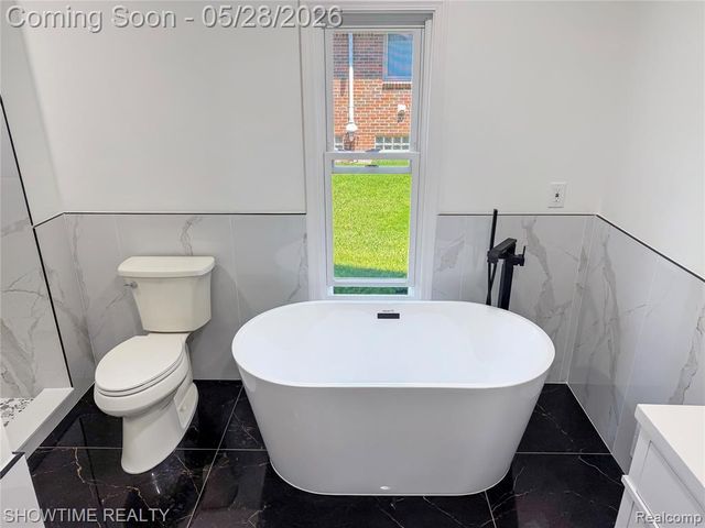 23010 Willowbrook Drive, Farmington, MI 48335