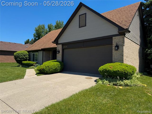 23010 Willowbrook Drive, Farmington, MI 48335