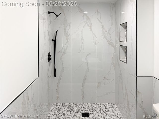 23010 Willowbrook Drive, Farmington, MI 48335