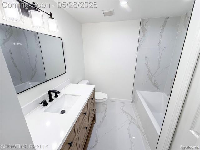 23010 Willowbrook Drive, Farmington, MI 48335