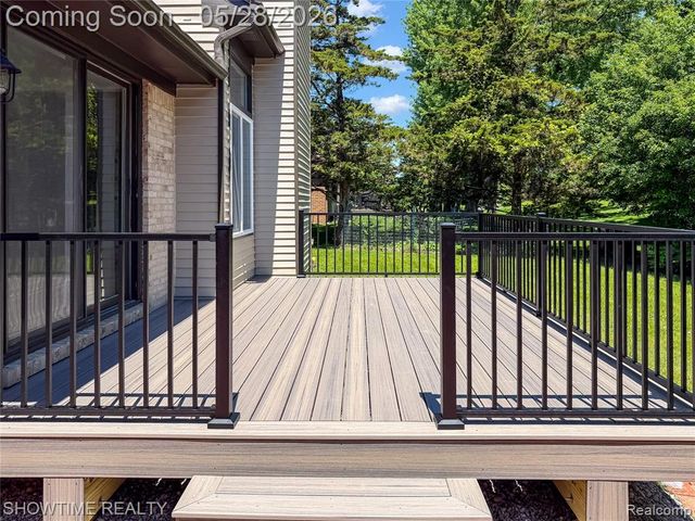 23010 Willowbrook Drive, Farmington, MI 48335