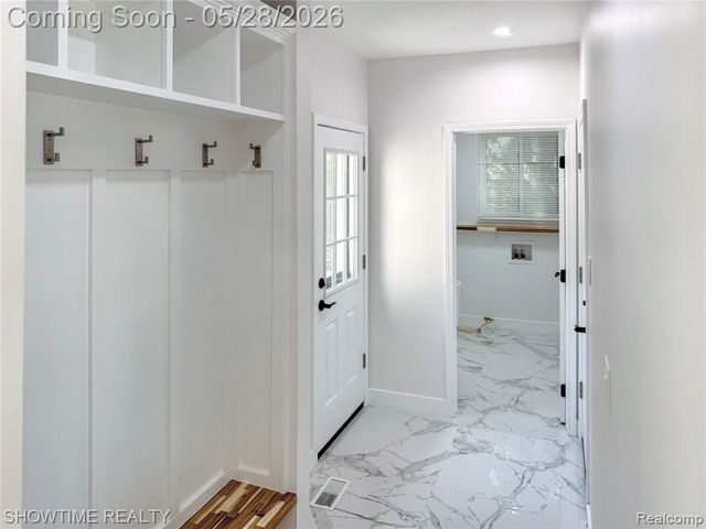 23010 Willowbrook Drive, Farmington, MI 48335