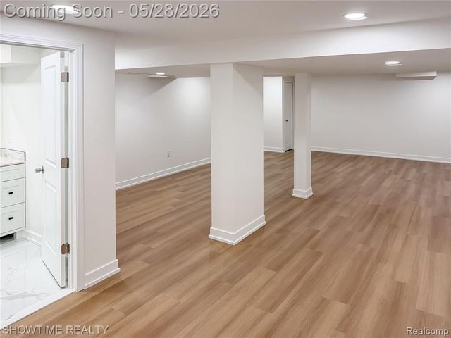 23010 Willowbrook Drive, Farmington, MI 48335