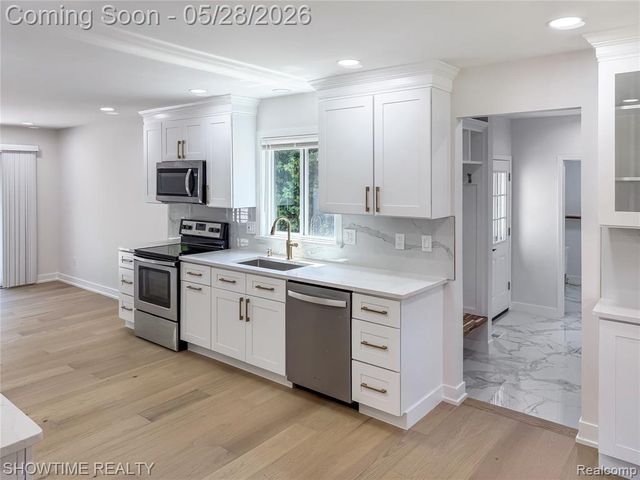 23010 Willowbrook Drive, Farmington, MI 48335