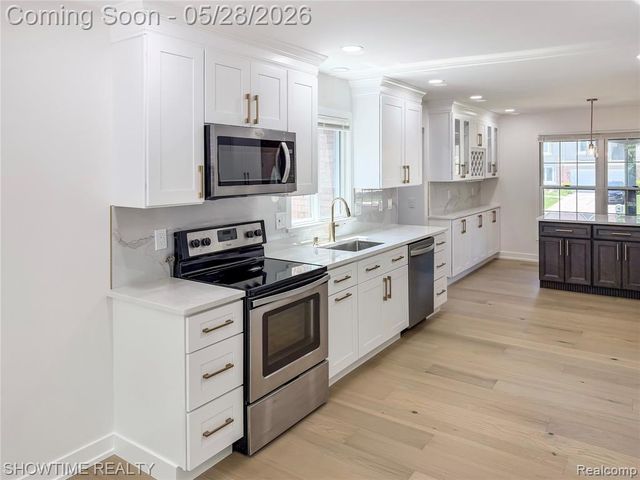 23010 Willowbrook Drive, Farmington, MI 48335