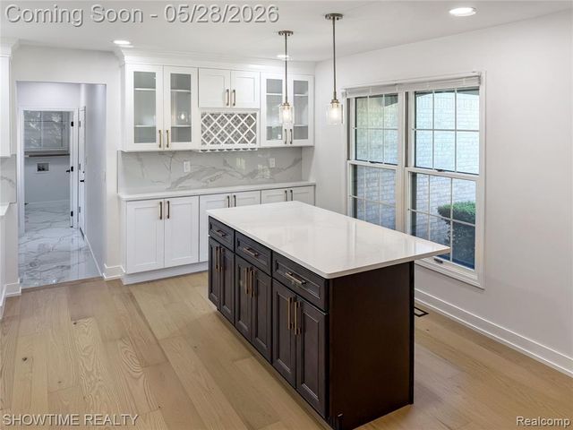 23010 Willowbrook Drive, Farmington, MI 48335