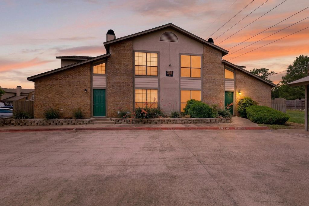 330 W Harwood Road D, Hurst, TX 76054