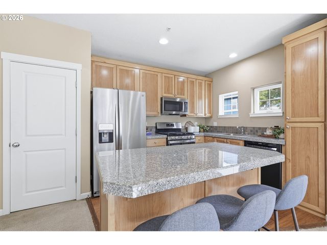 22856 Sw FOREST CREEK Dr 202, Sherwood, OR 97140