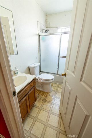 233 W 42nd 1, Los Angeles, CA 90037