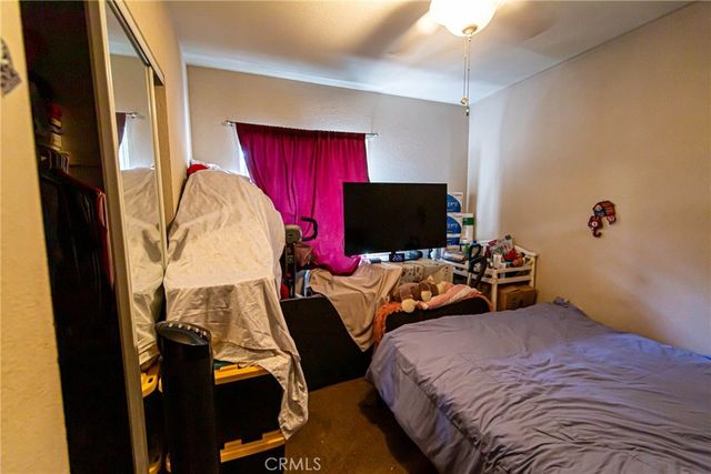 233 W 42nd 1, Los Angeles, CA 90037