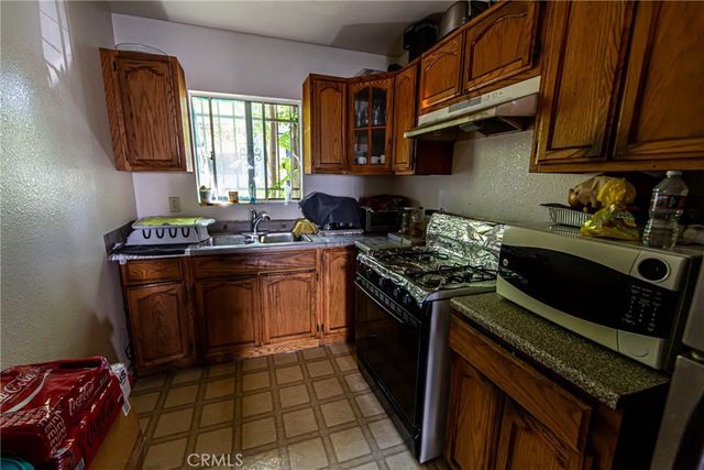 233 W 42nd 1, Los Angeles, CA 90037