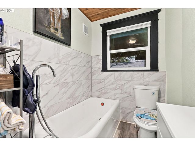 8270 Sw SORRENTO Rd, Beaverton, OR 97008