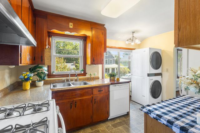 140 Norwood Avenue, New London, CT 06320