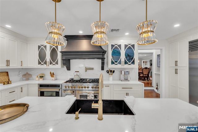 312 Old Tappan Road, Old Tappan, NJ 07675