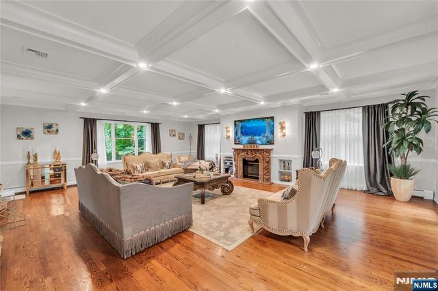 312 Old Tappan Road, Old Tappan, NJ 07675