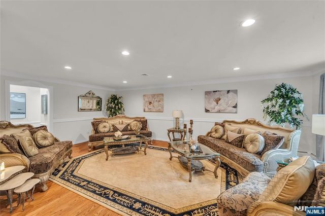 312 Old Tappan Road, Old Tappan, NJ 07675