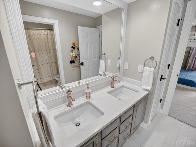 5090 Rollman Estates Drive, Amberley, OH 45236