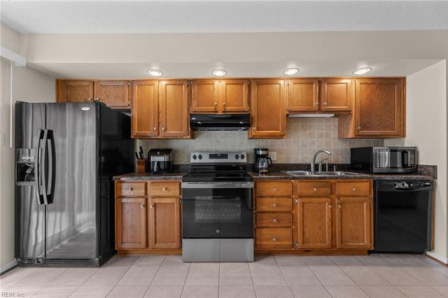 921 White Oak CT N, Chesapeake, VA 23320