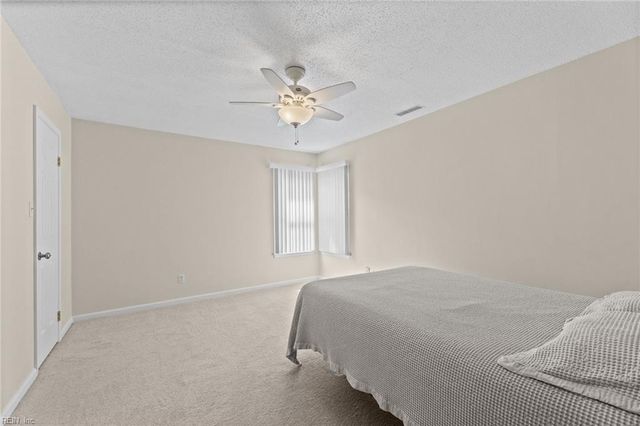 921 White Oak CT N, Chesapeake, VA 23320