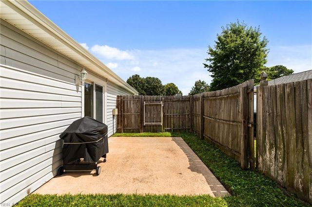 921 White Oak CT N, Chesapeake, VA 23320